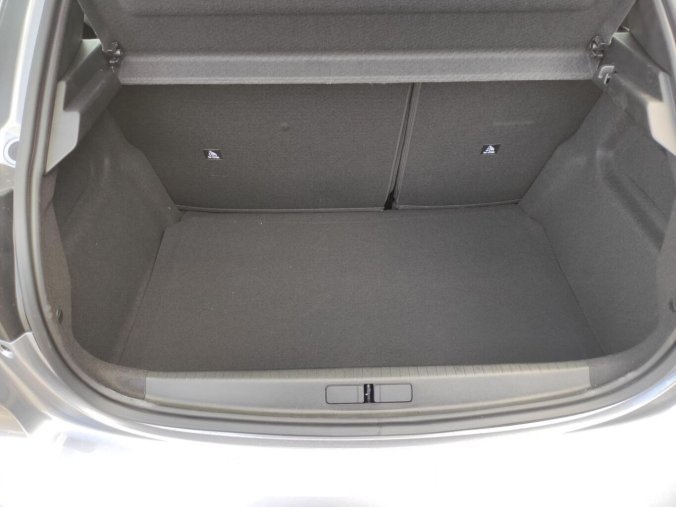 Peugeot 208, Peugeot 208 STYLE 1.2i 100k MAN6, barva stříbrná