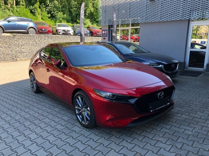 Mazda 3, 2.0G 133kW/181k, barva červená