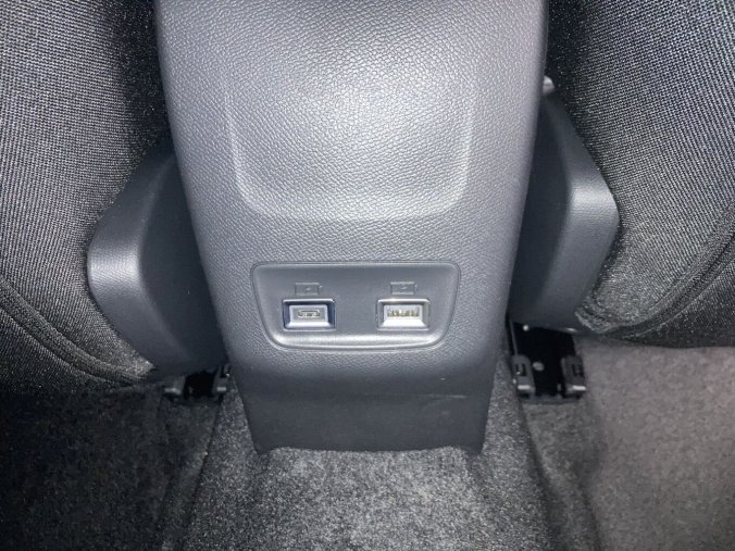 Peugeot 2008, Peugeot 2008 ALLURE PureTech 100 S&S MAN6, barva stříbrná