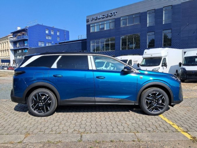 Peugeot 5008, Peugeot 5008 5008 GT Hybrid 145 e-DCS6, barva modrá