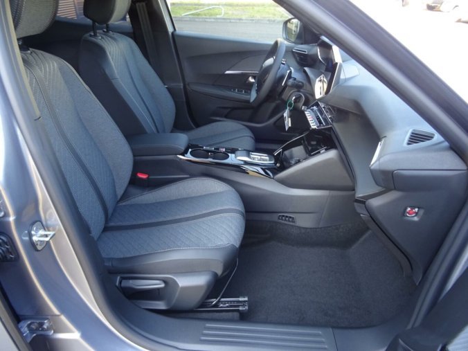 Peugeot 2008, Peugeot 2008 ALLURE Hybrid 145k e-DCS6, barva stříbrná