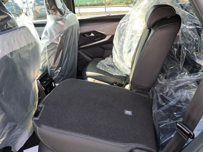 Peugeot 5008, Peugeot 5008 5008 GT Hybrid 145 e-DCS6, barva modrá