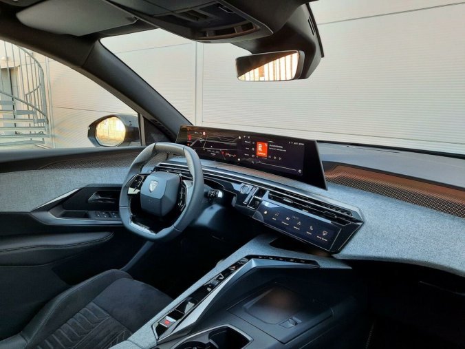 Peugeot 5008, Peugeot 5008 GT Hybrid 136 e-DCS6, barva šedá