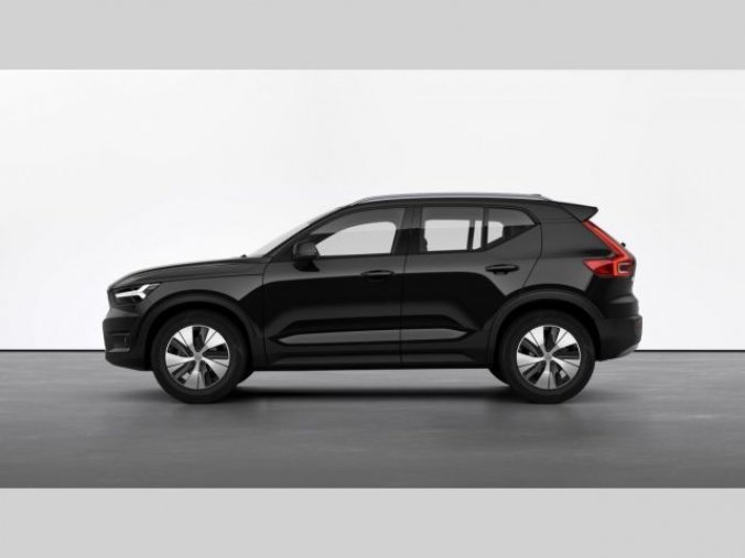 Volvo XC40, T3 1.5L 163 HP MOMENTUM PRO AT, barva černá