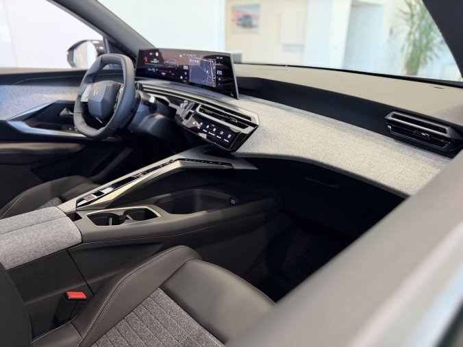 Peugeot 3008, Peugeot 3008 ALLURE Long Range, e-dojezd 700km, baterie 97 kWh, barva šedá