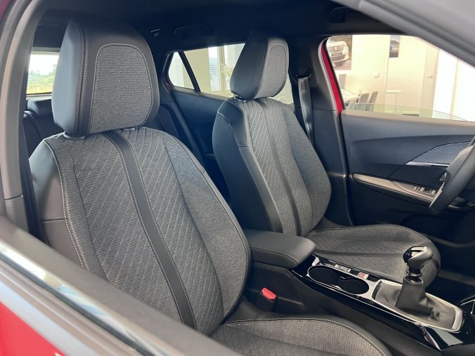 Peugeot 2008, Peugeot 2008 ALLURE 100k, 7 let záruka, barva červená