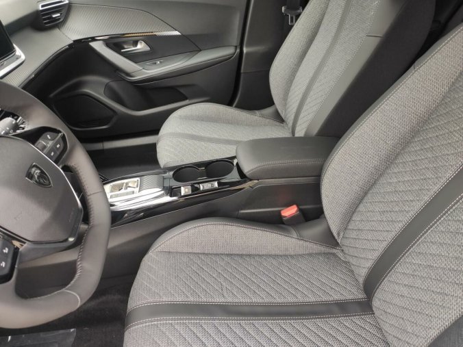 Peugeot 2008, Peugeot 2008 ALLURE 1.2 130k AUT8, barva stříbrná