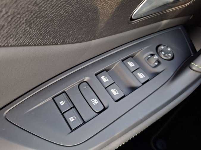 Peugeot 408, Peugeot 408 GT Hybrid 145 e-DCS6, barva červená