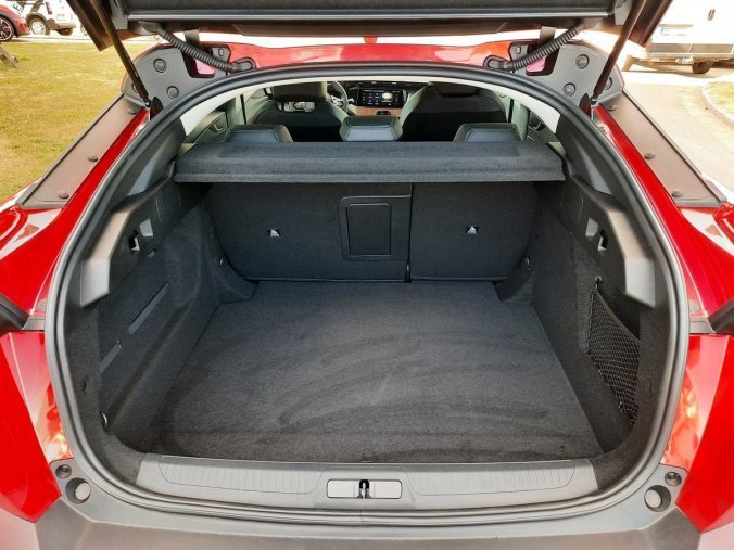 Peugeot 408, Peugeot 408 ALLURE Hybrid 145 e-DCS6, barva červená