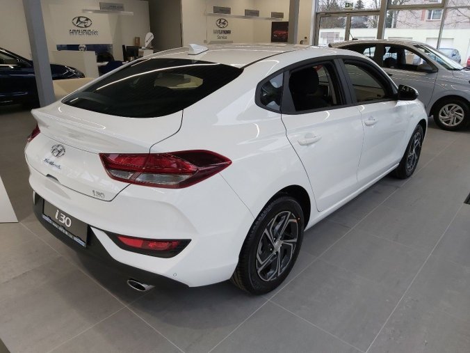 Hyundai i30, sedan, Nová i30 fastback Family Comfort 1,0 T-GDI 88 kW, barva bílá