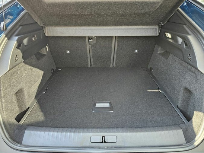Peugeot 3008, Peugeot 3008 ALLURE Hybrid 145 e-DCS6, barva modrá