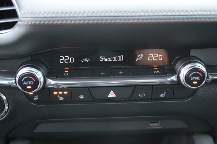 Mazda 3, 2,0 Skyactiv-G 122k, barva bílá