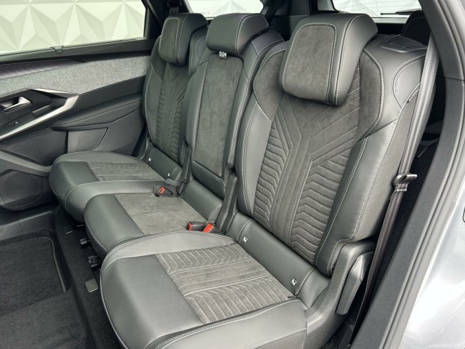 Peugeot 5008, Peugeot 5008 GT Hybrid 136 e-DCS6, barva šedá