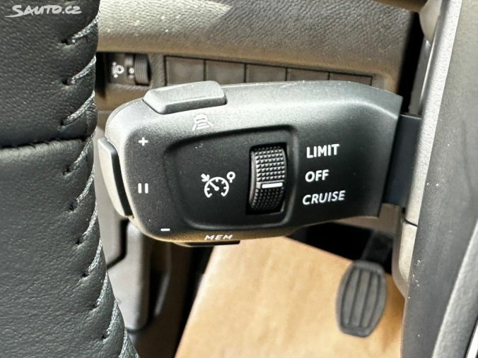 Peugeot 2008, Peugeot 2008 ALLURE PureTech 100 S&S MAN6, barva červená