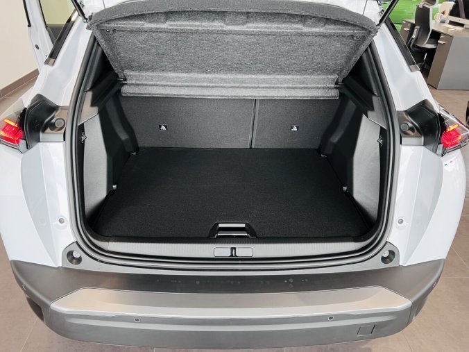 Peugeot 2008, Peugeot 2008 GT Elektro, e-dojezd 341km, barva bílá