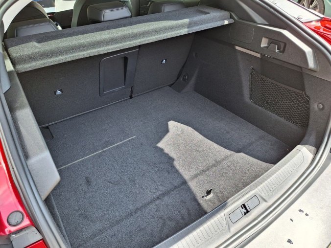 Peugeot 408, Peugeot 408 ALLURE Hybrid 145 e-DCS6, barva červená