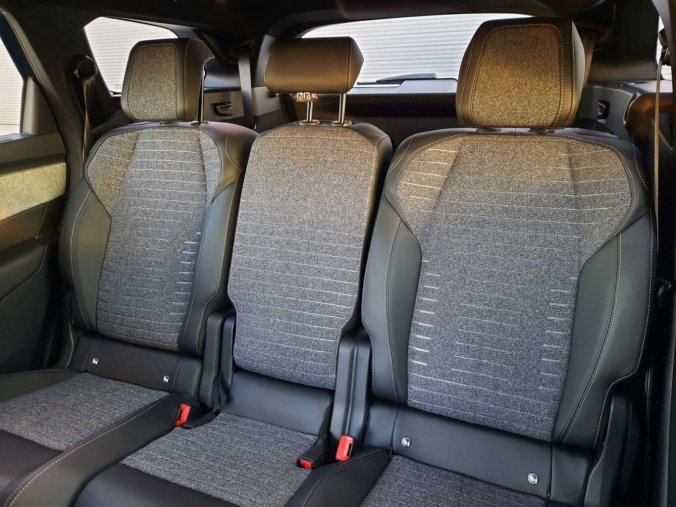 Peugeot 5008, Peugeot 5008 5008 ALLURE Hybrid 145 e-DCS6, barva modrá