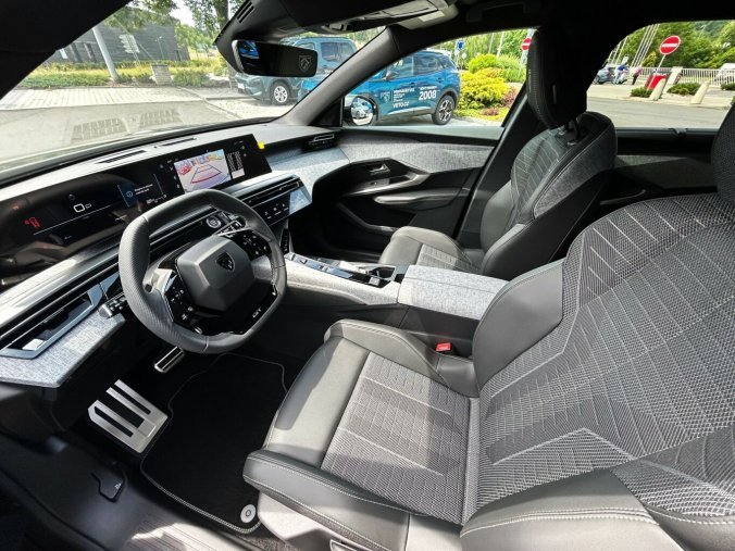Peugeot 5008, Peugeot 5008 GT Hybrid 145 e-DCS6, barva šedá