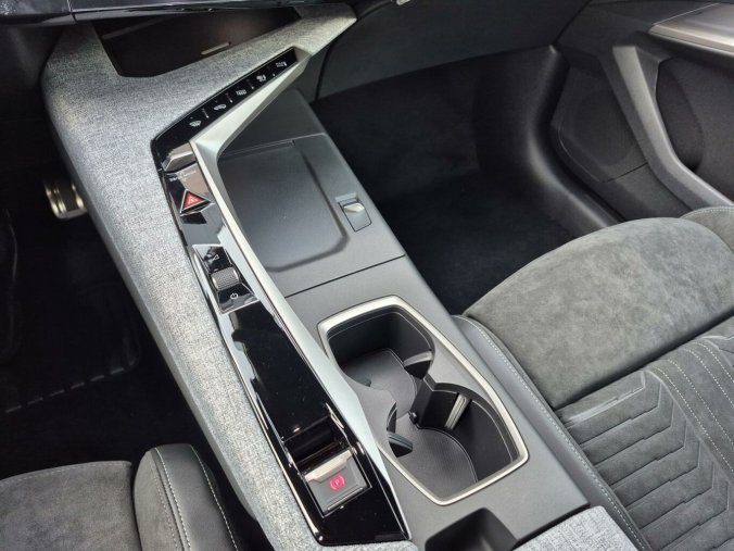 Peugeot 3008, Peugeot 3008 GT Hybrid 136 e-DCS6, barva modrá