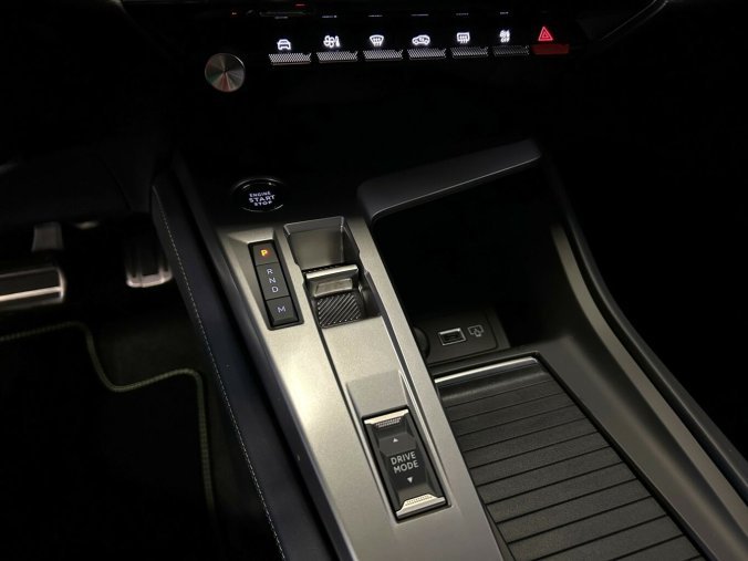 Peugeot 408, Peugeot 408 408 GT Hybrid 145 e-DCS6, barva černá