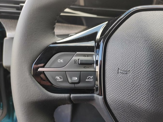 Peugeot 408, Peugeot 408 ALLURE Hybrid 136 e-DCS6, barva modrá