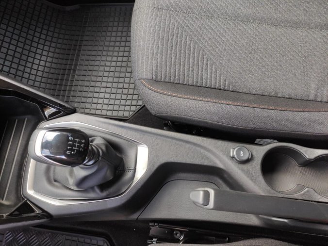 Peugeot 208, Peugeot 208 STYLE 1.2i 100k MAN6, barva stříbrná