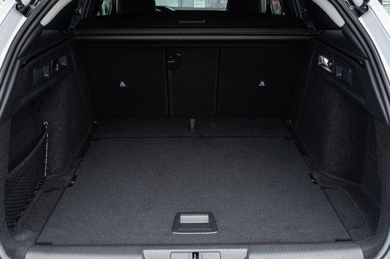 Peugeot 308, Peugeot 308 1,2 SW ALLURE Hybrid 145 e-DCS, barva bílá