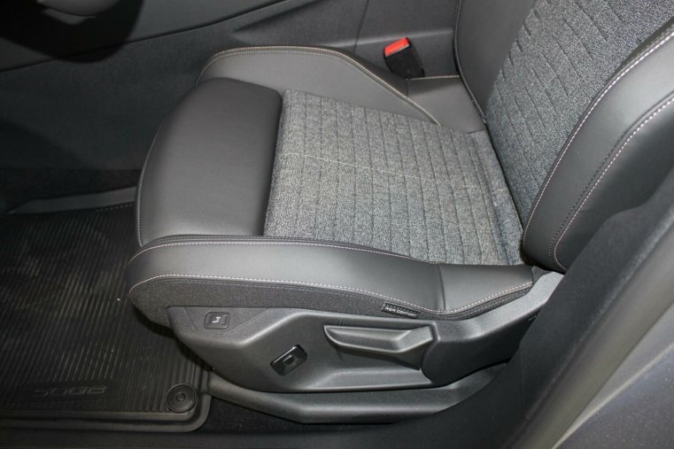 Peugeot 5008, Peugeot 5008 ALLURE Hybrid 136 e-DCS6, barva stříbrná