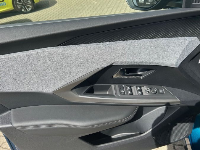 Peugeot 5008, Peugeot 5008 ALLURE Hybrid 145 e-DCS6, barva modrá