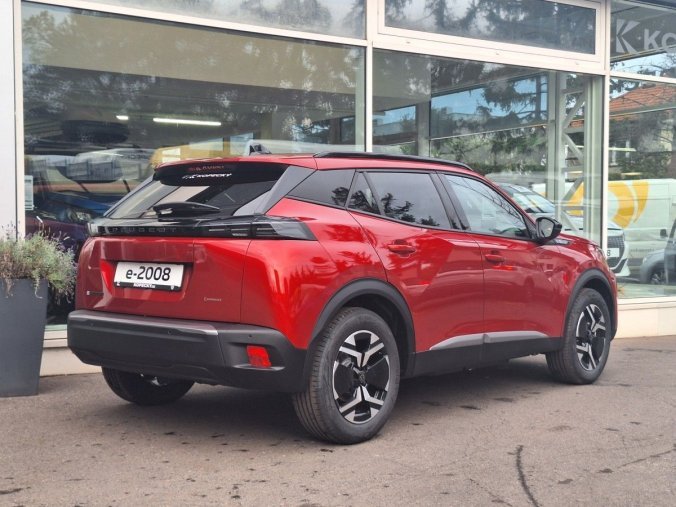 Peugeot 2008, Peugeot 2008 e-ALLURE 115 kW / 156 k (Bater, barva červená