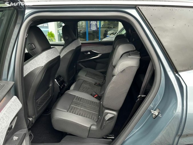 Peugeot 5008, Peugeot 5008 E-GT Elektromotor 157kW / 210k, barva modrá