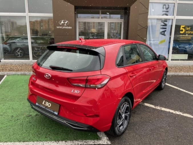 Hyundai i30, 1,5i 81 kW MT, barva červená