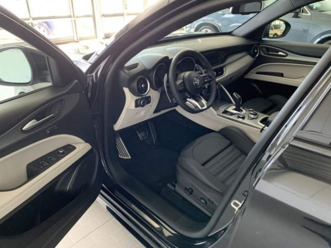 Alfa Romeo Stelvio, 2.0 Turbo 280k Q4 VELOCE, barva černá