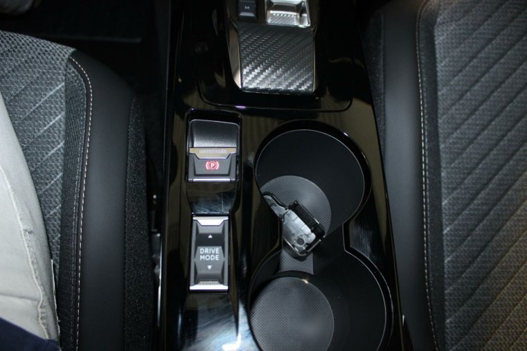 Peugeot 2008, Peugeot 2008 ALLURE Hybrid 136 e-DCS6, barva stříbrná