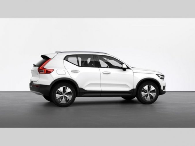 Volvo XC40, T3 1.5L 163 HP MOMENTUM PRO AT, barva bílá