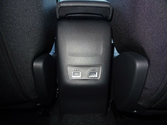 Peugeot 2008, Peugeot 2008 ALLURE Hybrid 145k e-DCS6, barva stříbrná