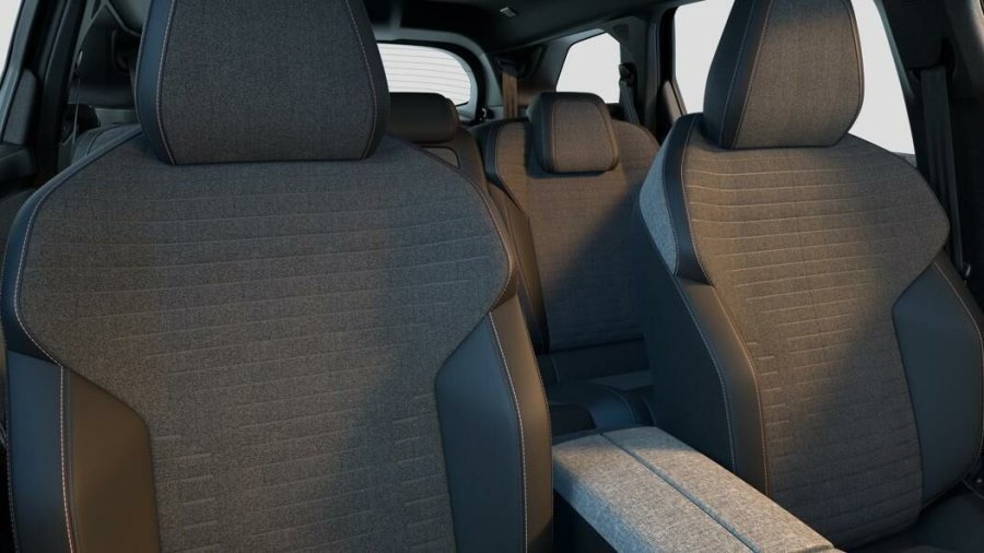 Peugeot 5008, Peugeot 5008 ALLURE Hybrid 145 e-DCS6, barva bílá