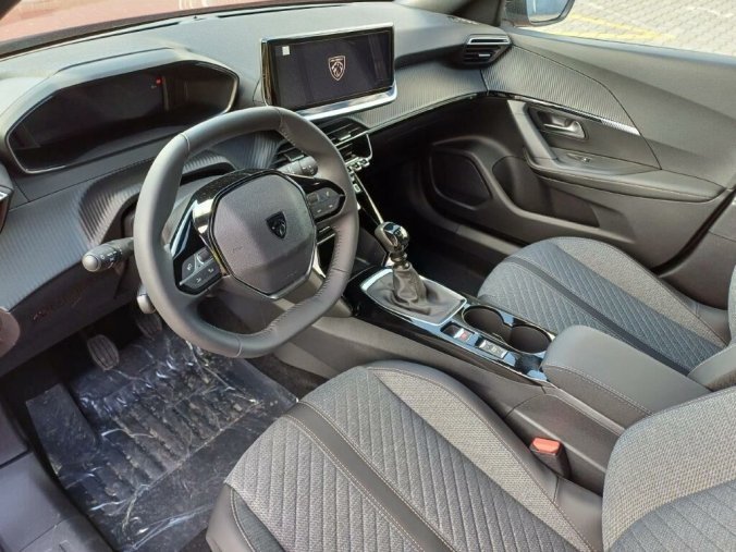 Peugeot 2008, Peugeot 2008 ALLURE 1.2 PureTech 7 let zár., barva červená