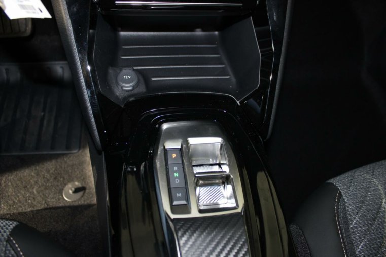 Peugeot 2008, Peugeot 2008 ALLURE Hybrid 136 e-DCS6, barva modrá