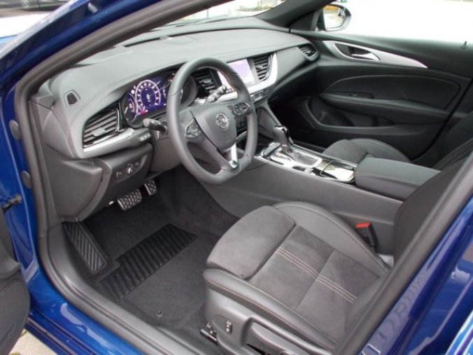 Opel Insignia, Ultimate Sports Tourer F 2.0 D, barva modrá