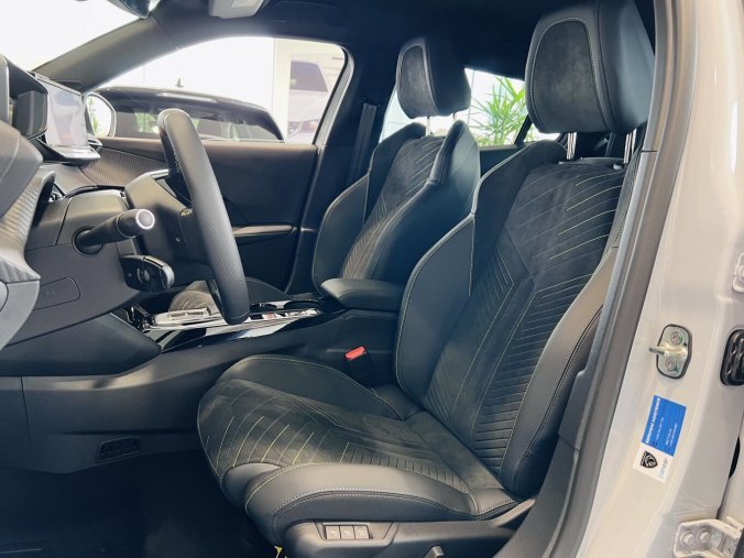 Peugeot 2008, Peugeot 2008 GT Elektro, e-dojezd 341km, barva bílá