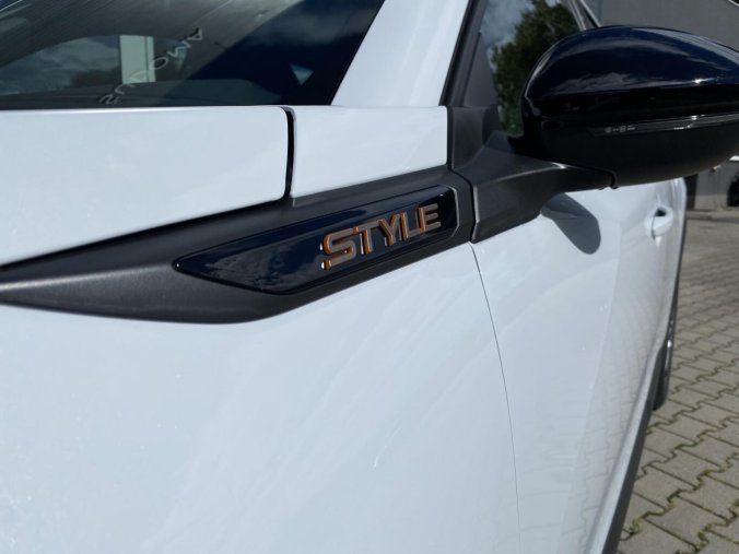 Peugeot 2008, Peugeot 2008 STYLE Hybrid 145 e-DCS6, barva bílá