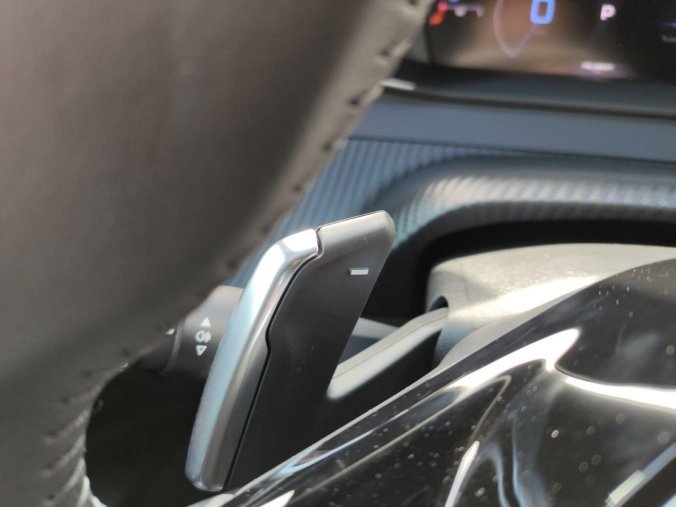 Peugeot 2008, Peugeot 2008 ALLURE 1.2 136k HY AUTOMAT, barva červená