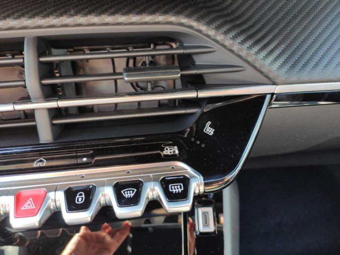 Peugeot 2008, Peugeot 2008 ALLURE 1.2 100k MAN6 2x kamera, barva stříbrná