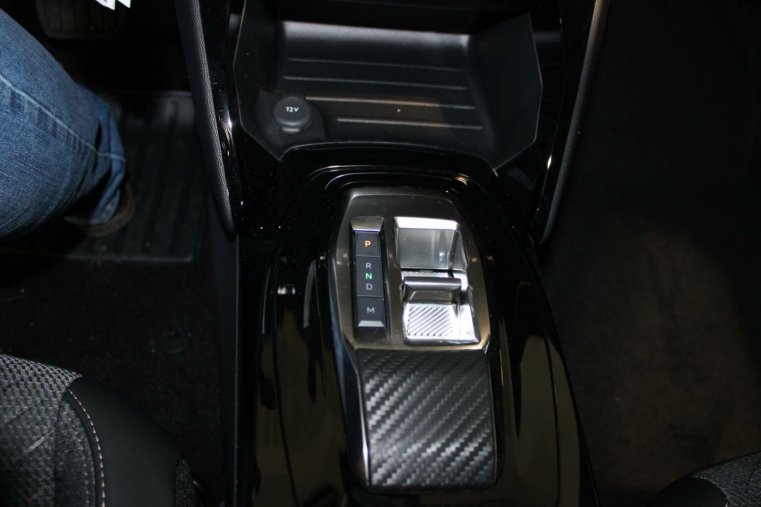 Peugeot 2008, Peugeot 2008 ALLURE Hybrid 136 e-DCS6, barva šedá