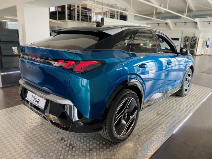 Peugeot 3008, Peugeot 3008 E-3008 GT 157 kW 210 k (Baterie 73 kWh), barva modrá