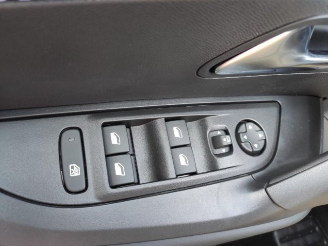 Peugeot 2008, Peugeot 2008 ALLURE 1.2 TURBO 100k 2xkamera, barva stříbrná