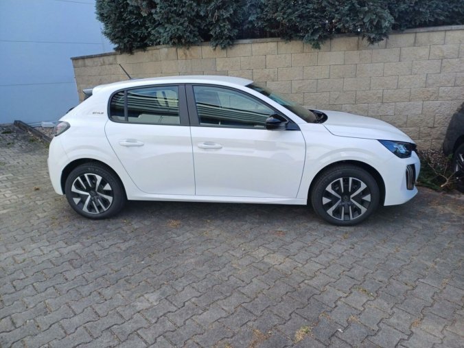 Peugeot 208, Peugeot 208 Style Elektro 100kW/136k, barva bílá