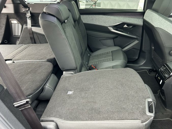 Peugeot 5008, Peugeot 5008 GT Hybrid 136 e-DCS6, barva šedá