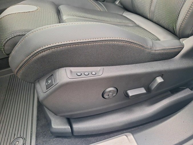 Peugeot 5008, Peugeot 5008 GT 1.5 BHDi 130k EAT8, barva bílá